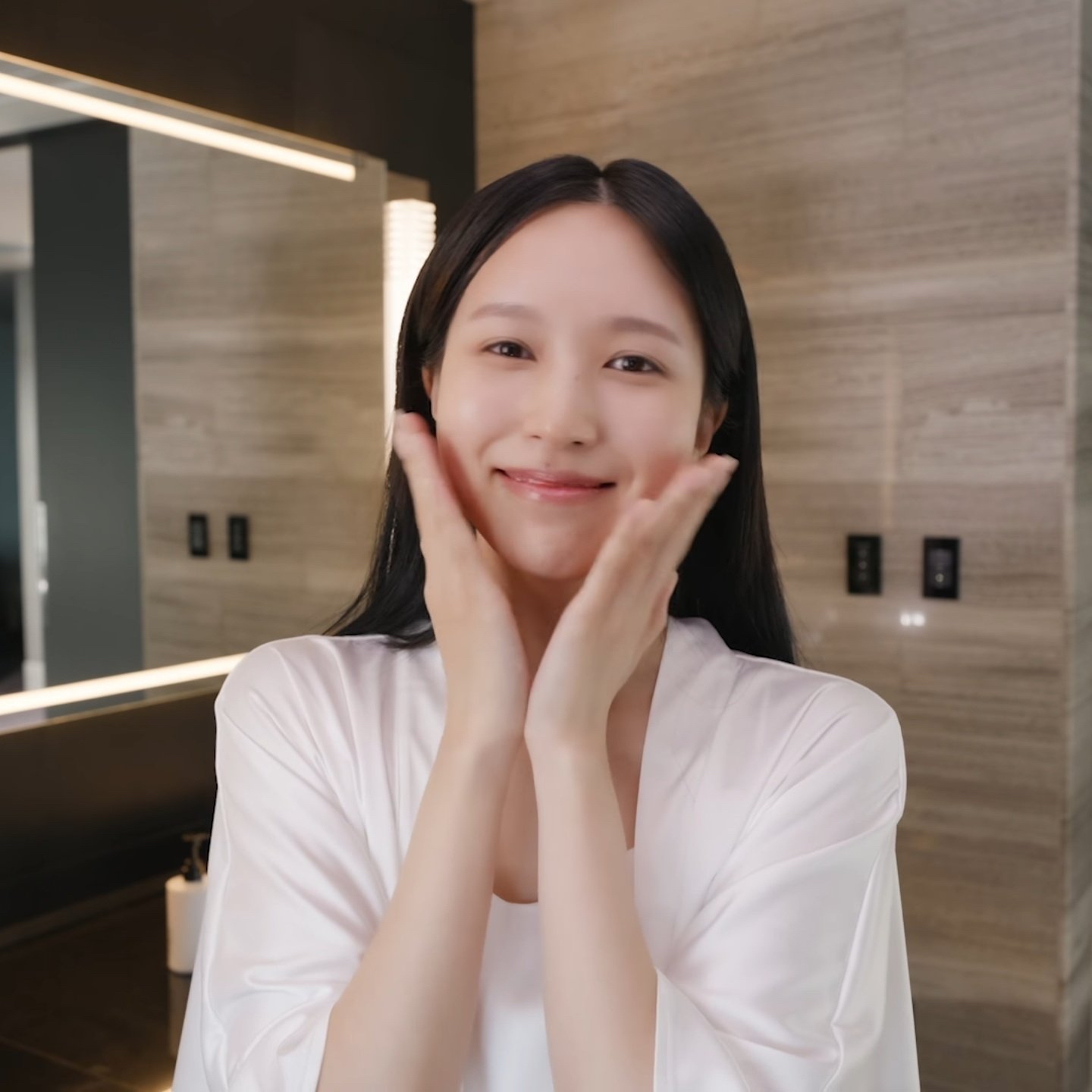 Behind-the-scenes cut of Mina (TWICE)