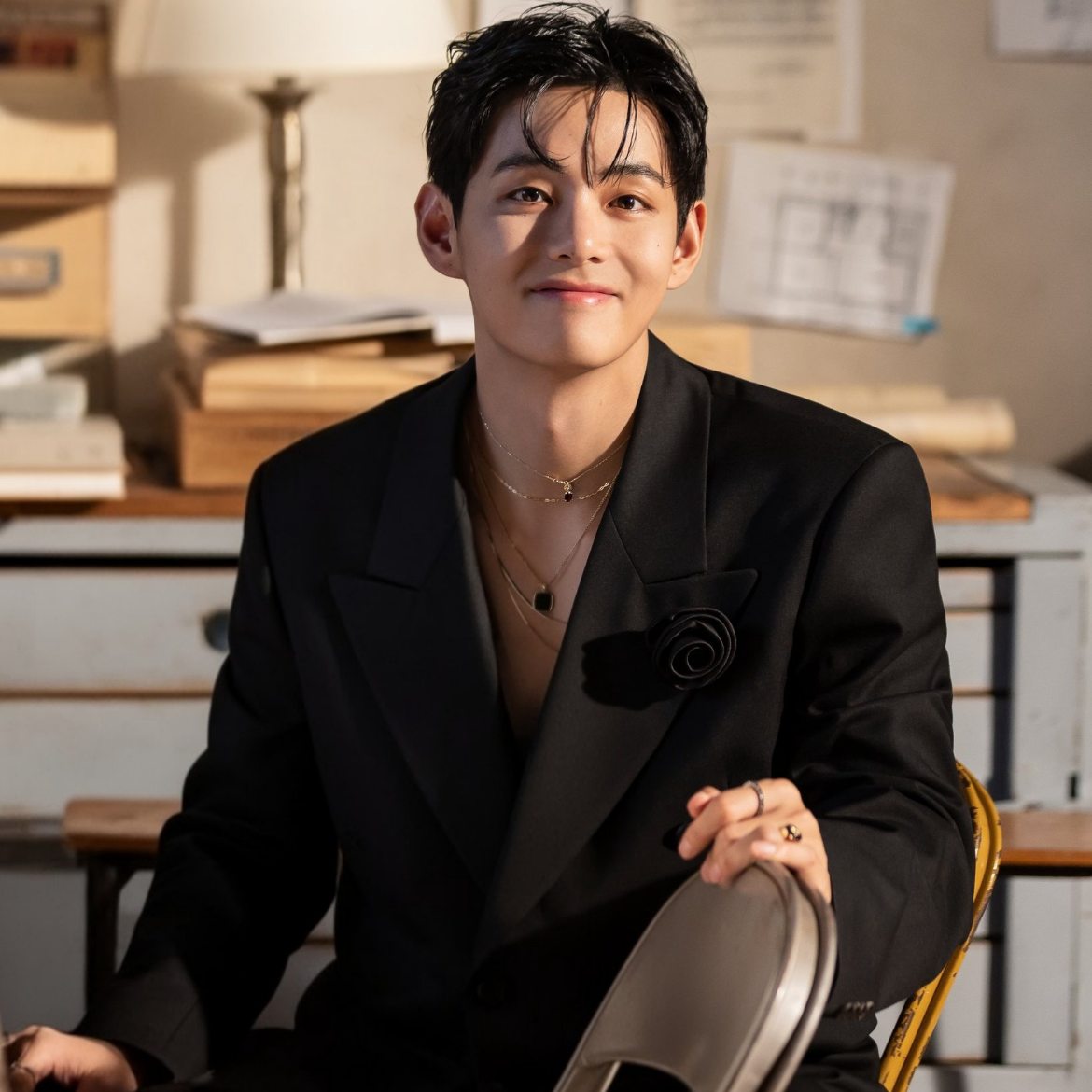 Behind-the-scenes cut of V (BTS)