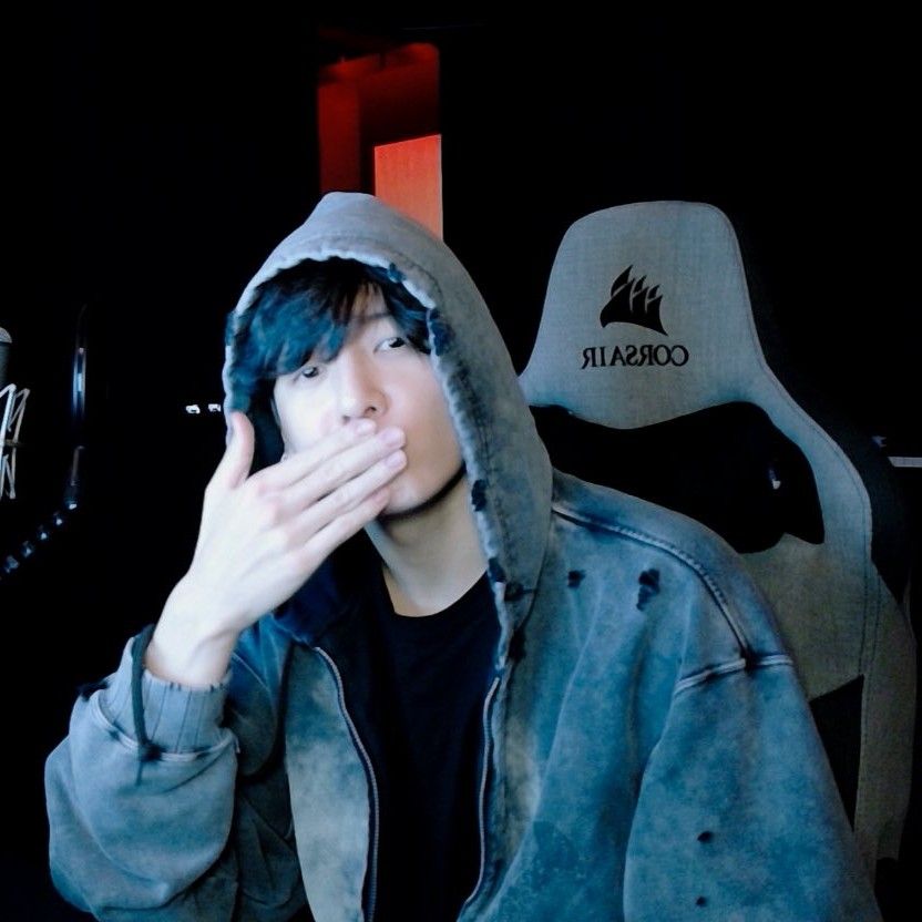 Foto aktivitas terbaru Jungkook (BTS)