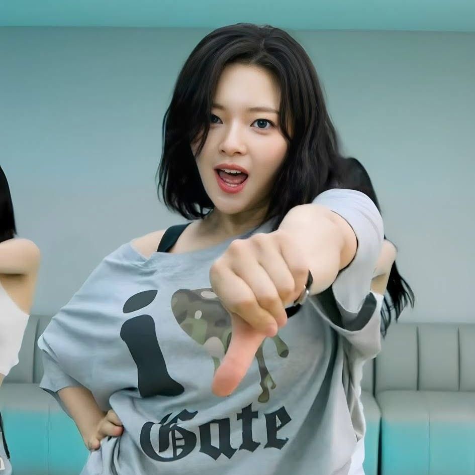 Behind-the-scenes cut of Jeongyeon (TWICE)