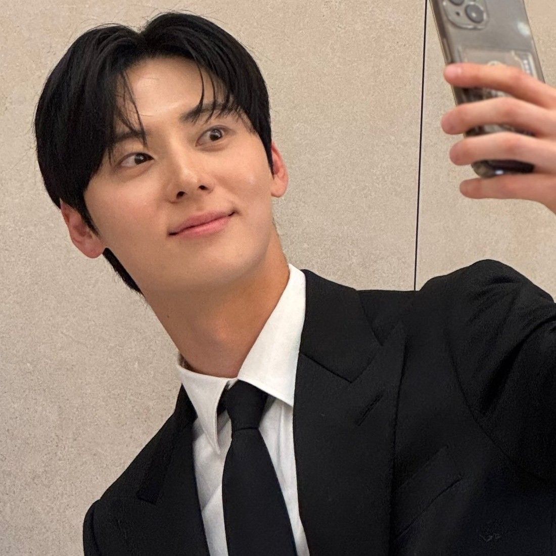 A moment captured by Hwang Minhyun's fan