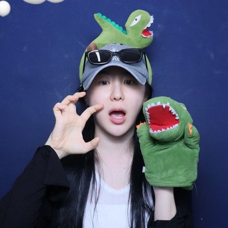 A moment captured by Lee Chaeyeon's fan