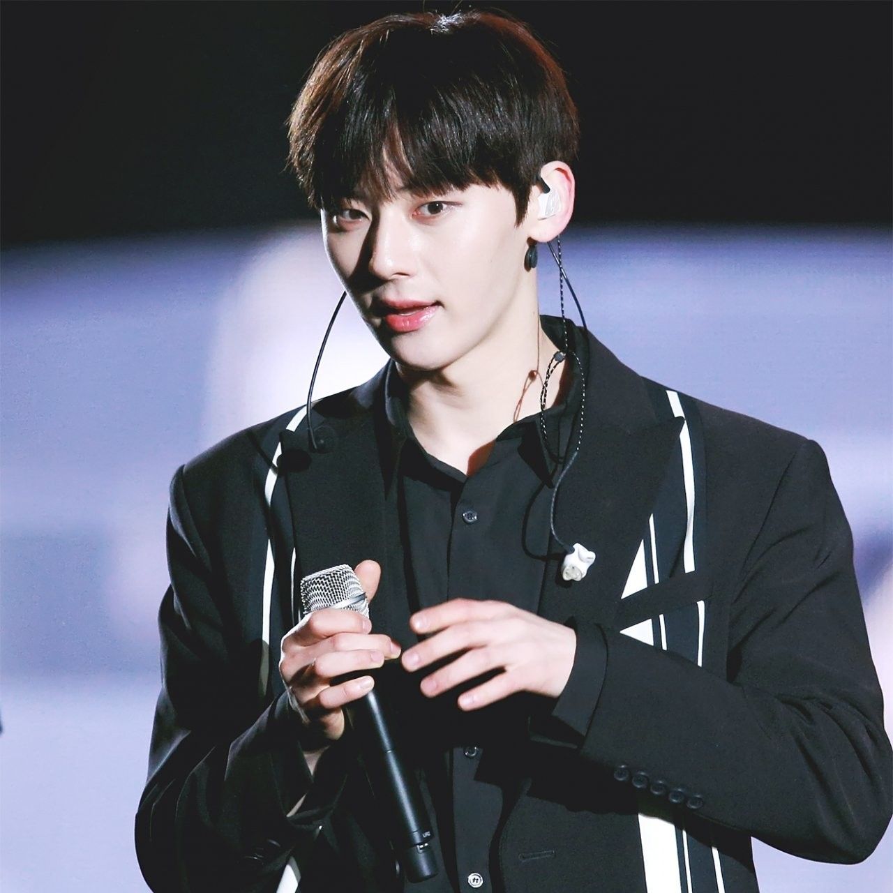 A moment captured by Hwang Minhyun's fan