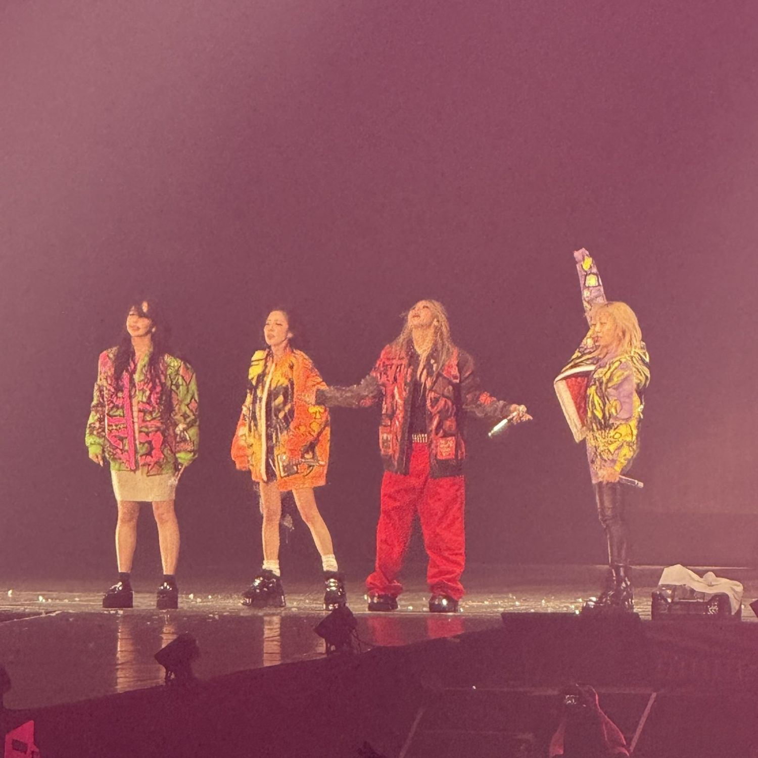 Behind-the-scenes cut of 2NE1