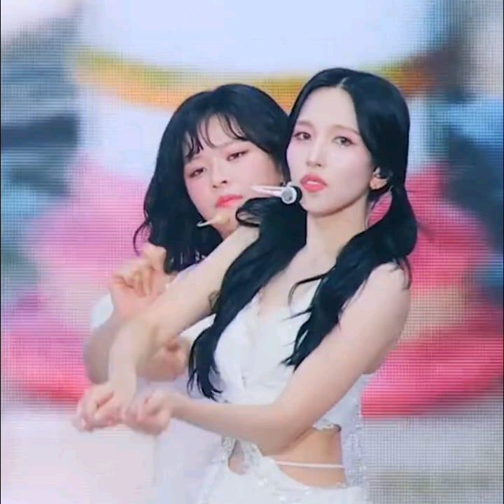 Behind-the-scenes cut of Mina (TWICE)