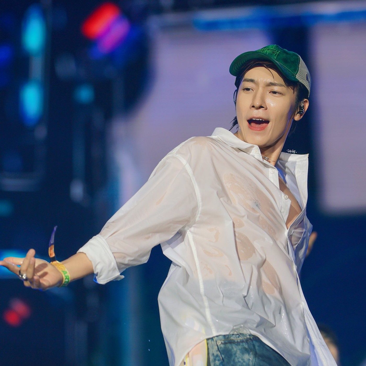 Behind-the-scenes cut of Donghae (Super Junior)