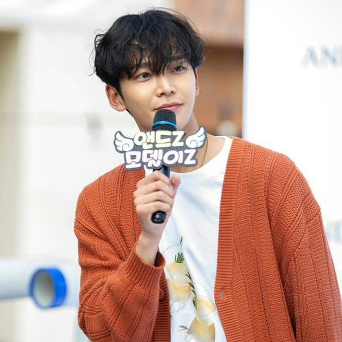 A moment captured by Rowoon's fan