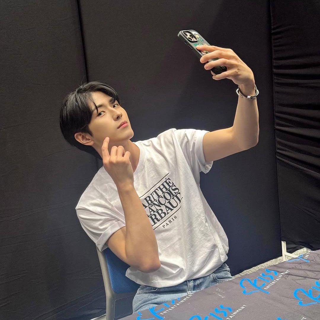 Latest photo of Yonghee (CIX)
