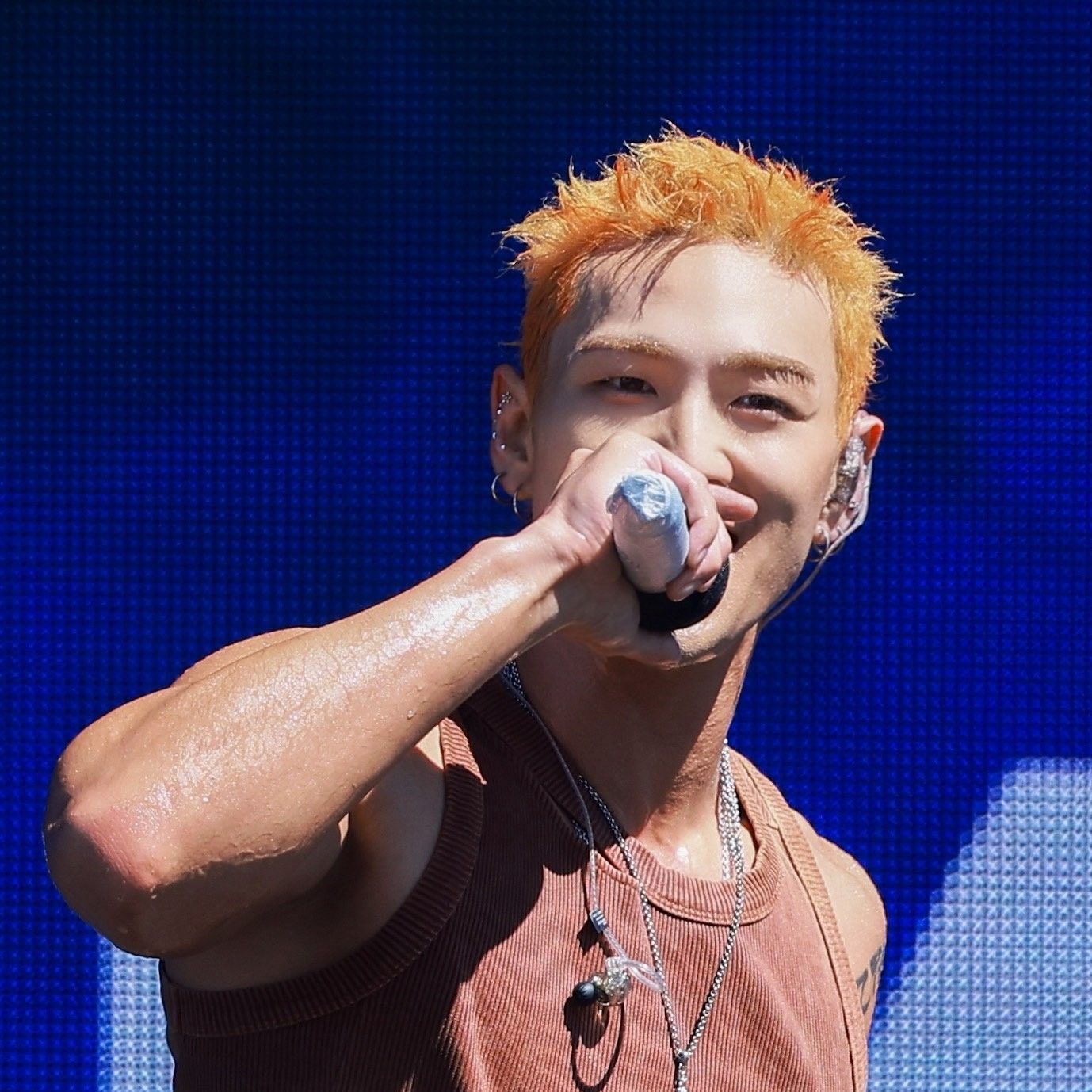 Behind-the-scenes cut of Baekho