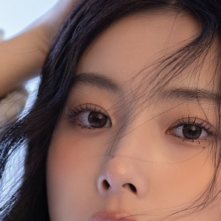 A moment captured by Kang Hyewon's fan