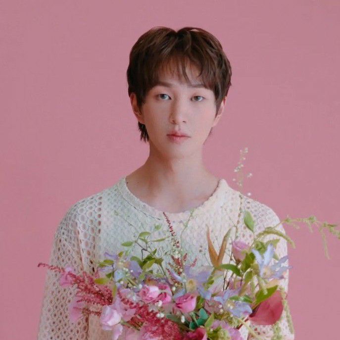 A moment captured by Onew (SHINee)'s fan