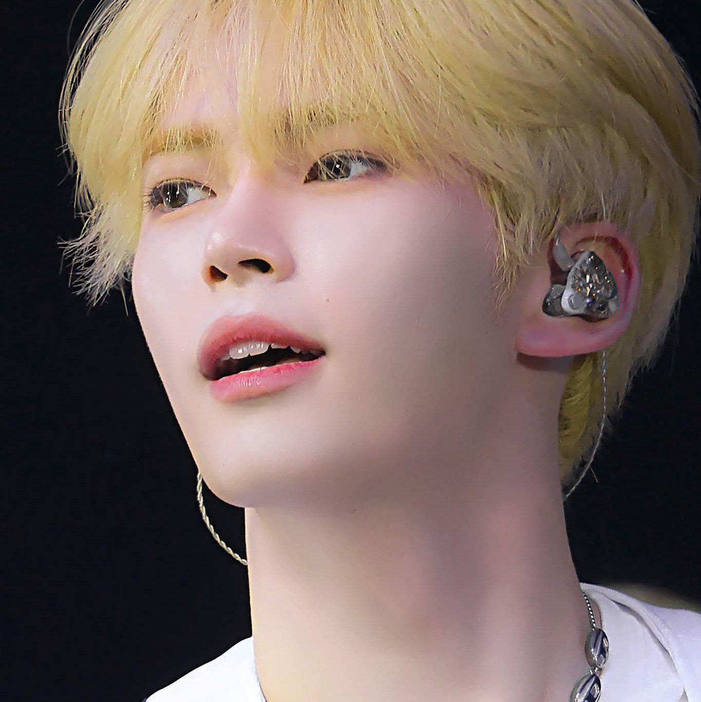 성한빈 (제로베이스원)의 최신 사진