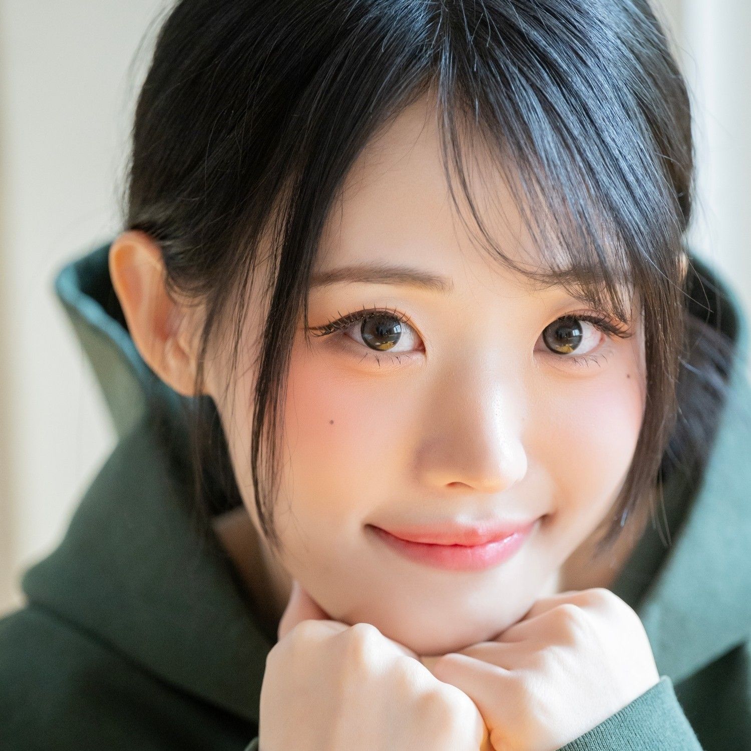 Behind-the-scenes cut of Hina (QWER)
