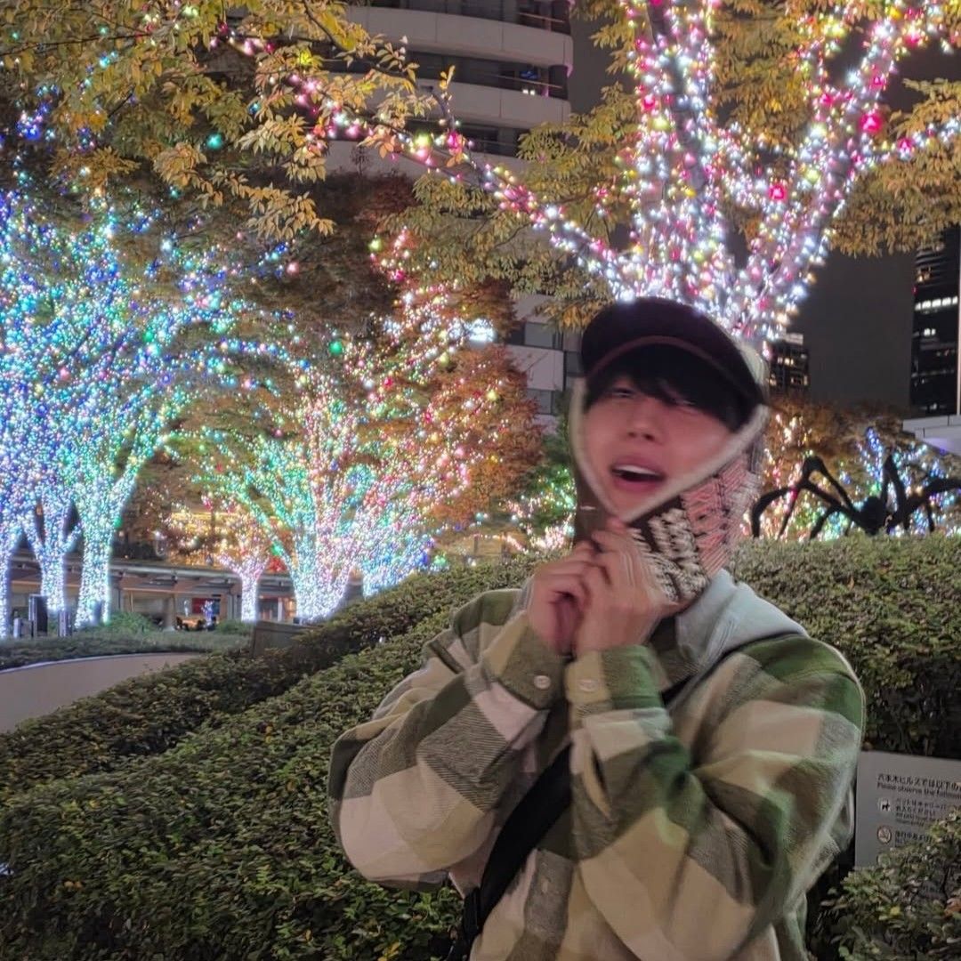 A moment captured by Hui (PENTAGON)'s fan