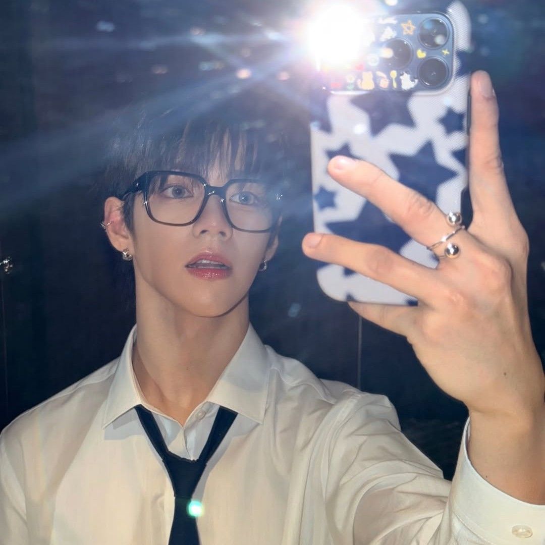 A moment captured by JL (AHOF)'s fan