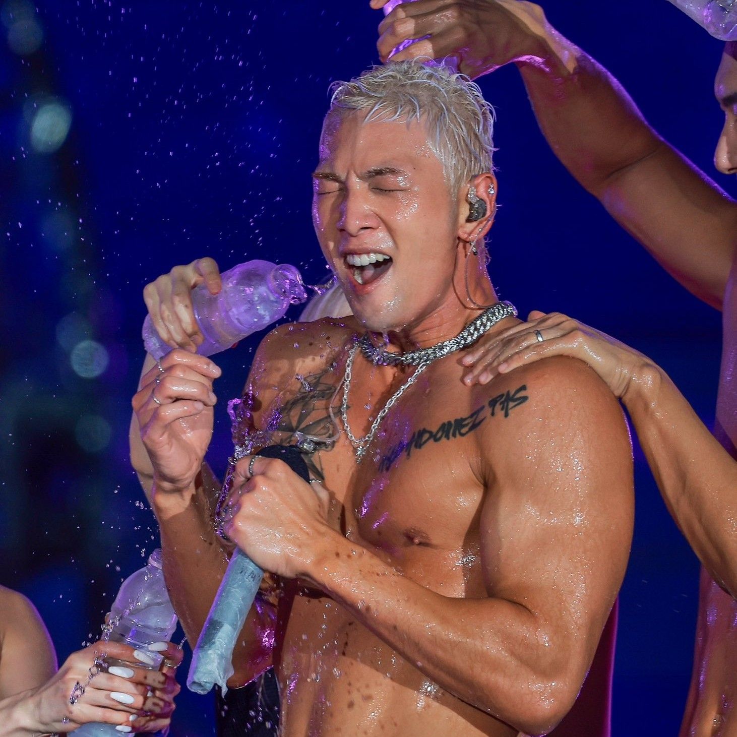 Behind-the-scenes cut of Baekho