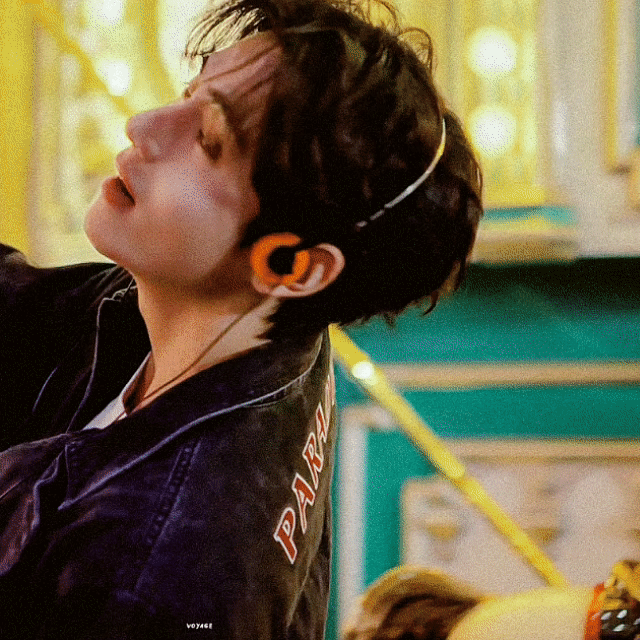 Behind-the-scenes cut of V (BTS)