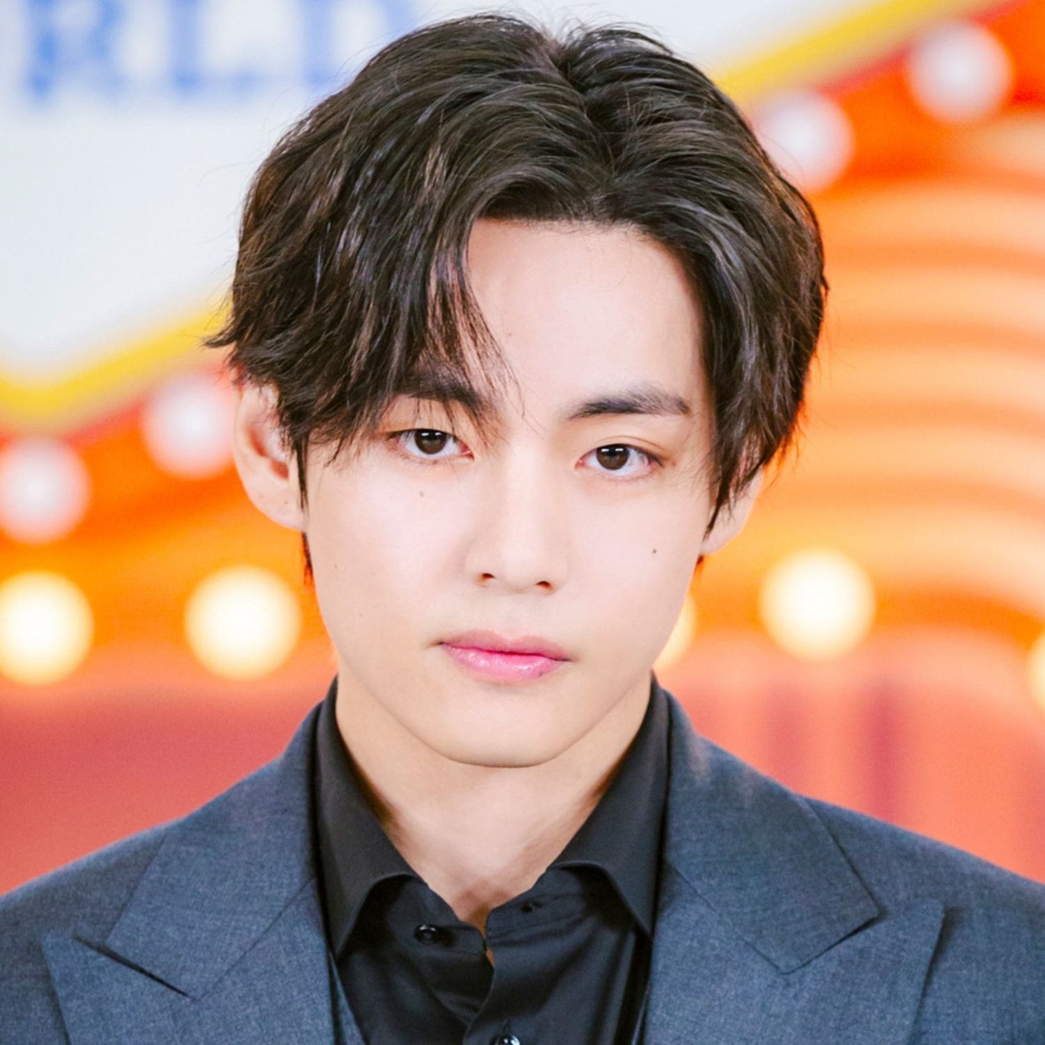 Behind-the-scenes cut of V (BTS)