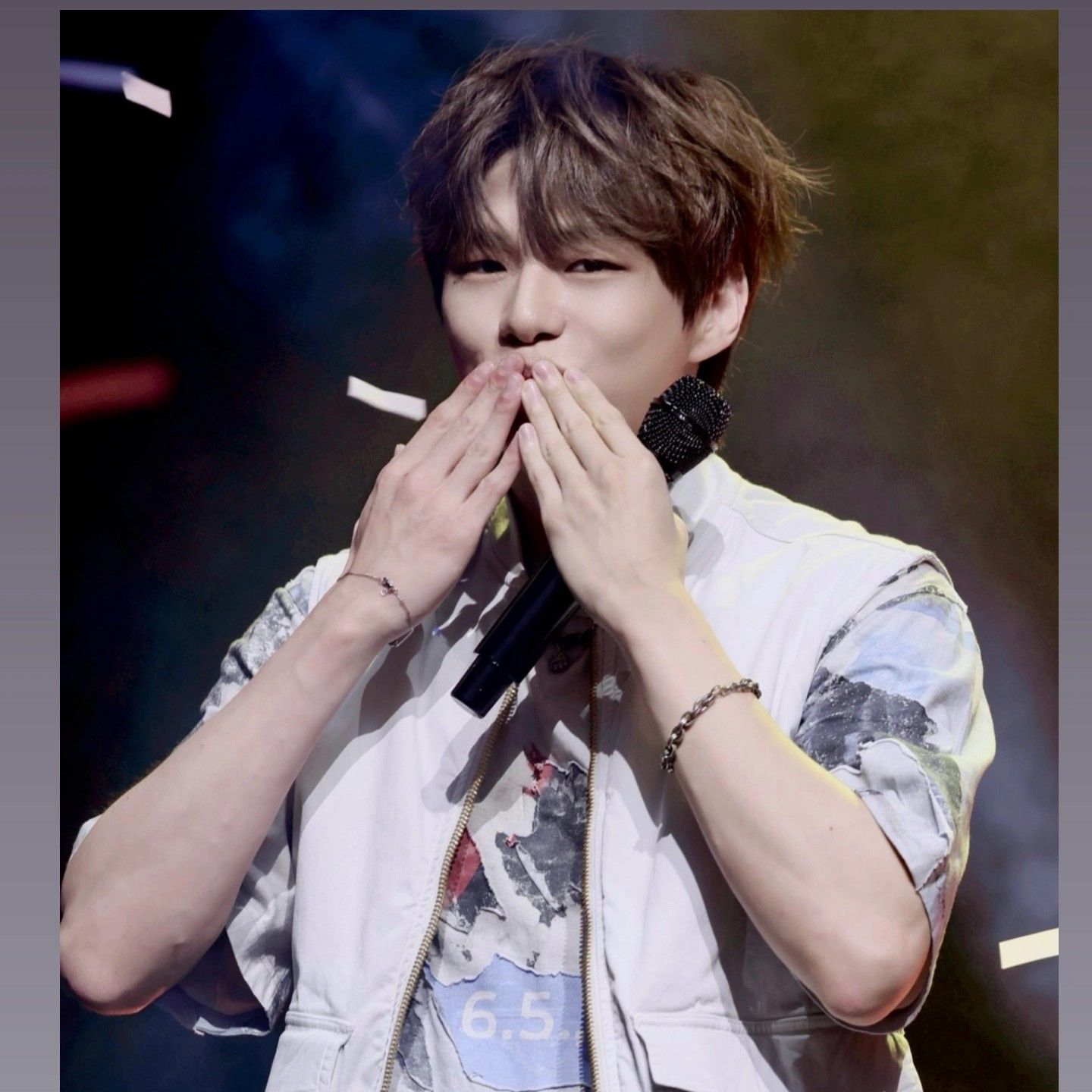 A moment captured by Kang Daniel's fan