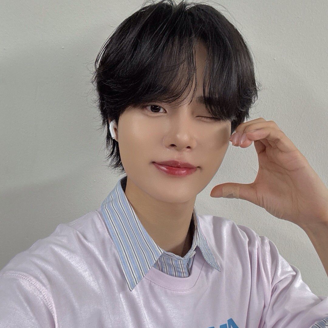 A moment captured by Lee Daehwi (AB6IX)'s fan