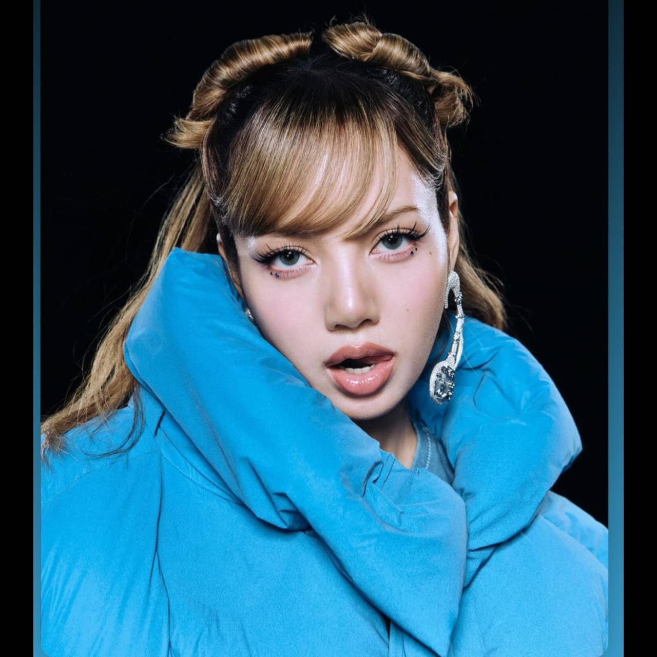 Behind-the-scenes cut of Lisa (BLACKPINK)