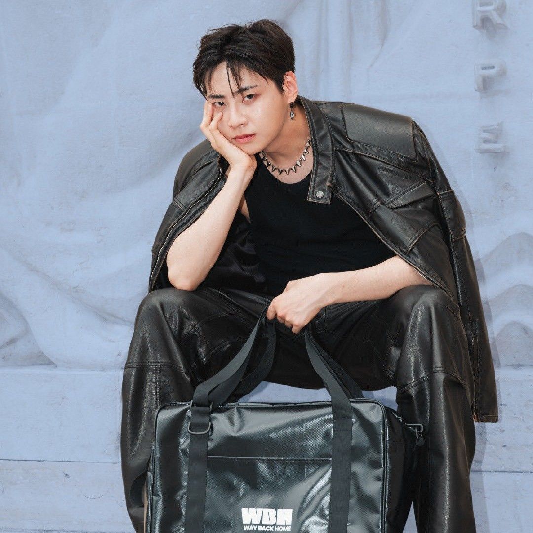 A moment captured by Lee Jinhyuk's fan