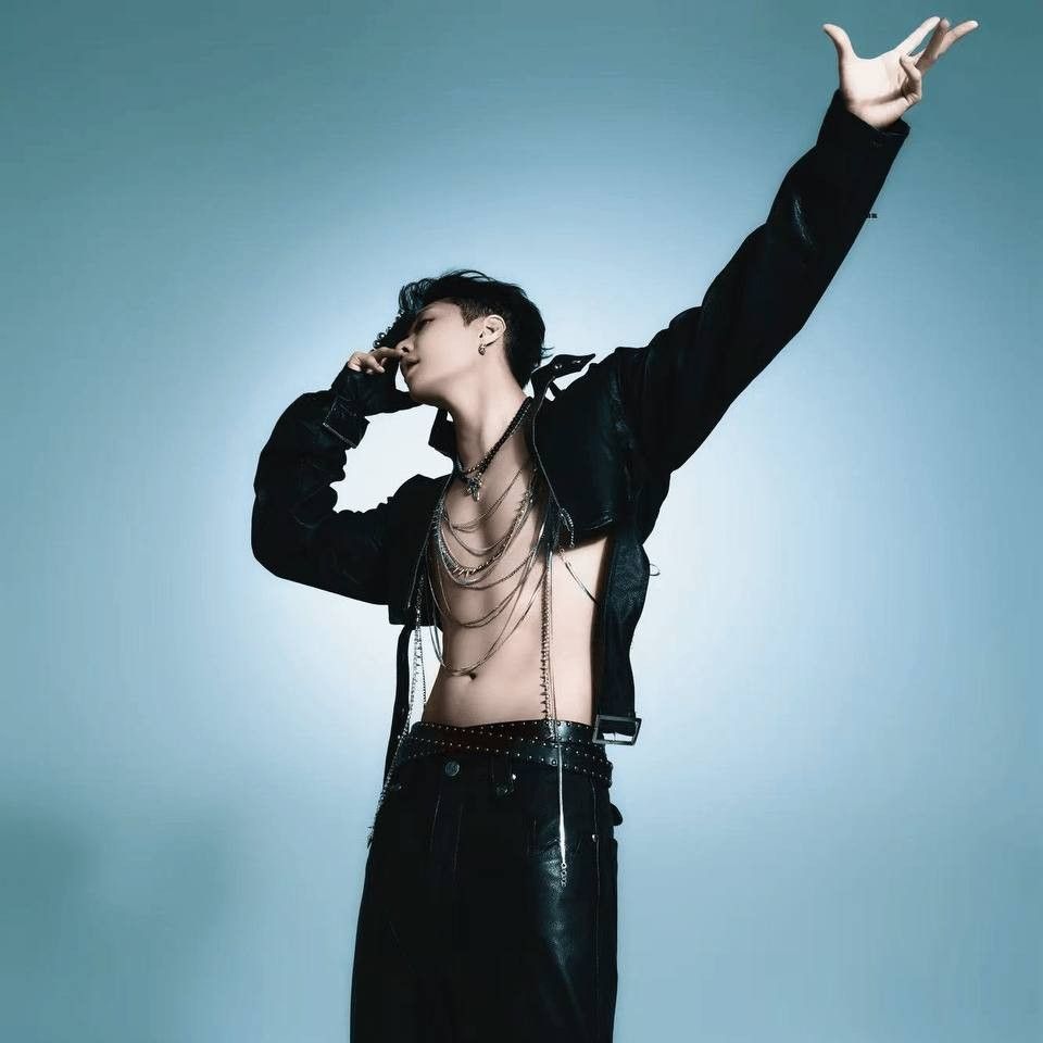 Behind-the-scenes cut of Lay (EXO)