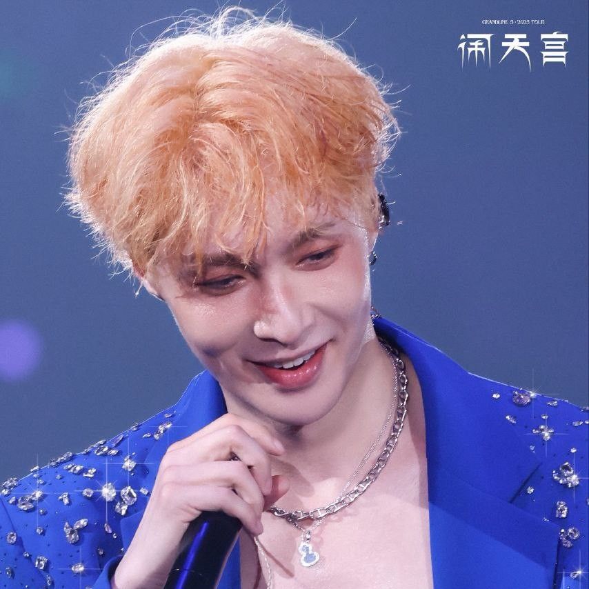 Recent activity shot of Lay (EXO)