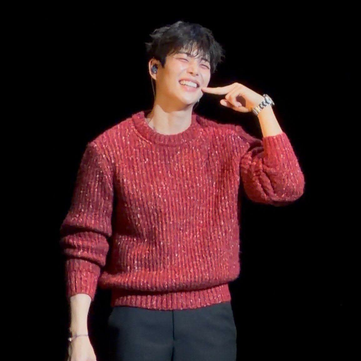 A moment captured by MJ (ASTRO)'s fan