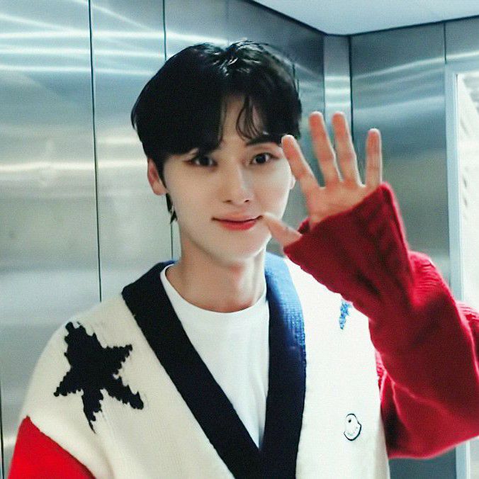 A moment captured by Hwang Minhyun's fan