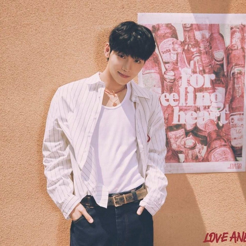 A moment captured by Lee Jeonghyeon (EVNNE)'s fan