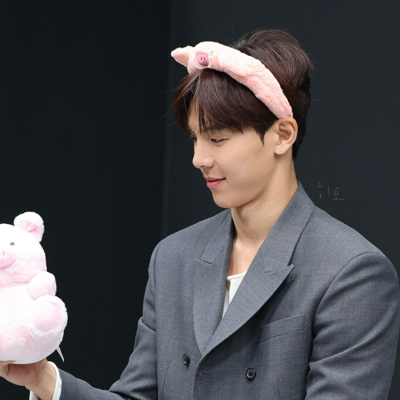 Recent activity shot of Shownu (MONSTA X)