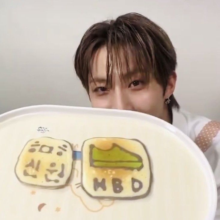 A moment captured by Hui (PENTAGON)'s fan