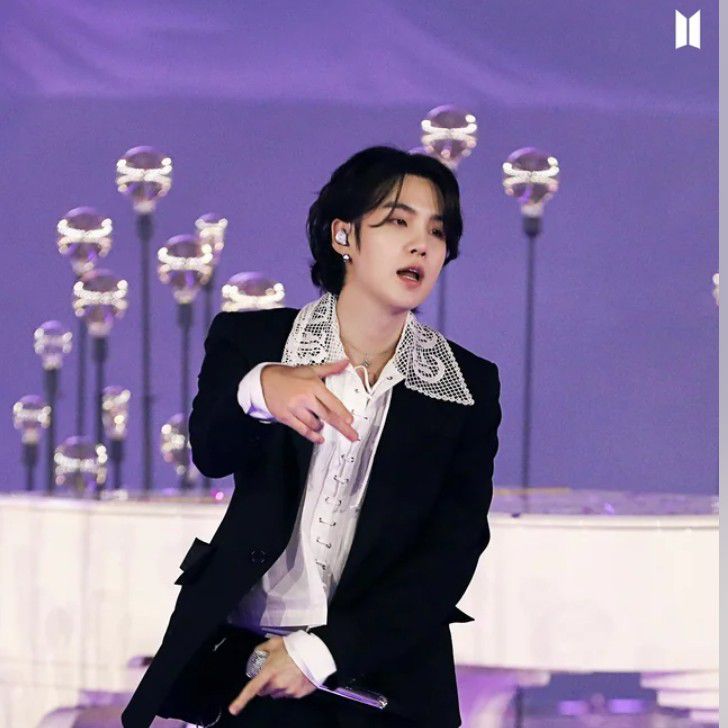 Foto aktivitas terbaru SUGA (BTS)