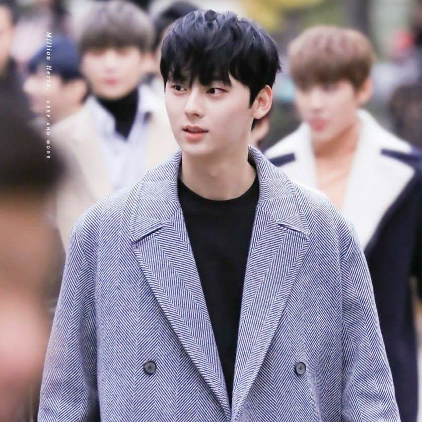 A moment captured by Hwang Minhyun's fan
