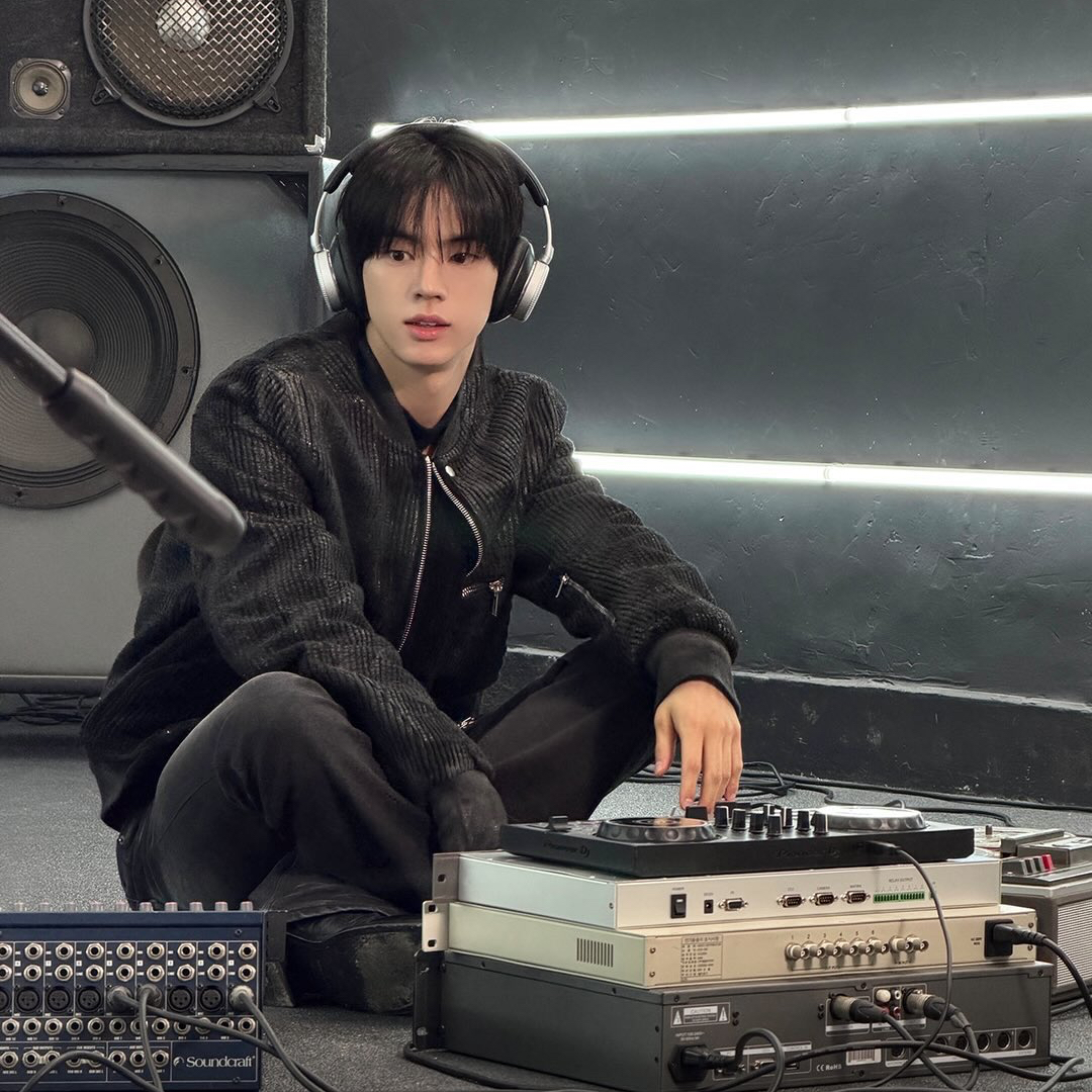 Behind-the-scenes cut of TWS