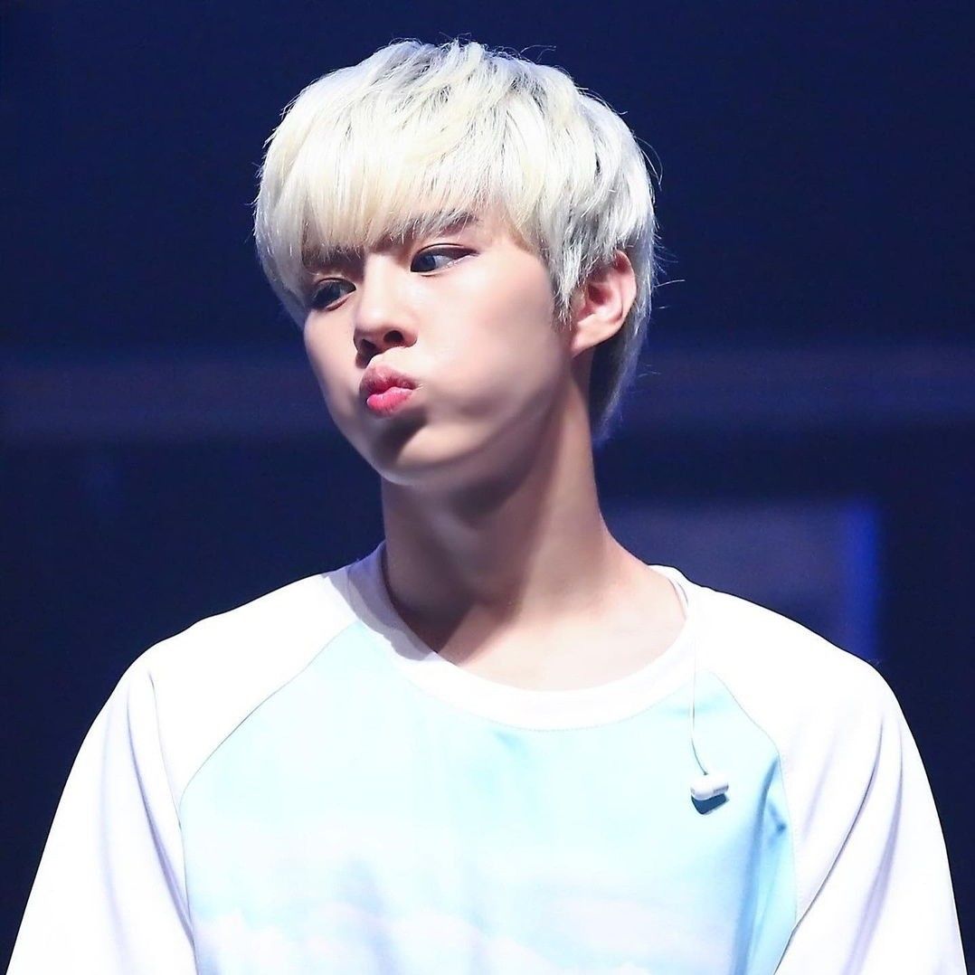 Behind-the-scenes cut of Kim Wooseok