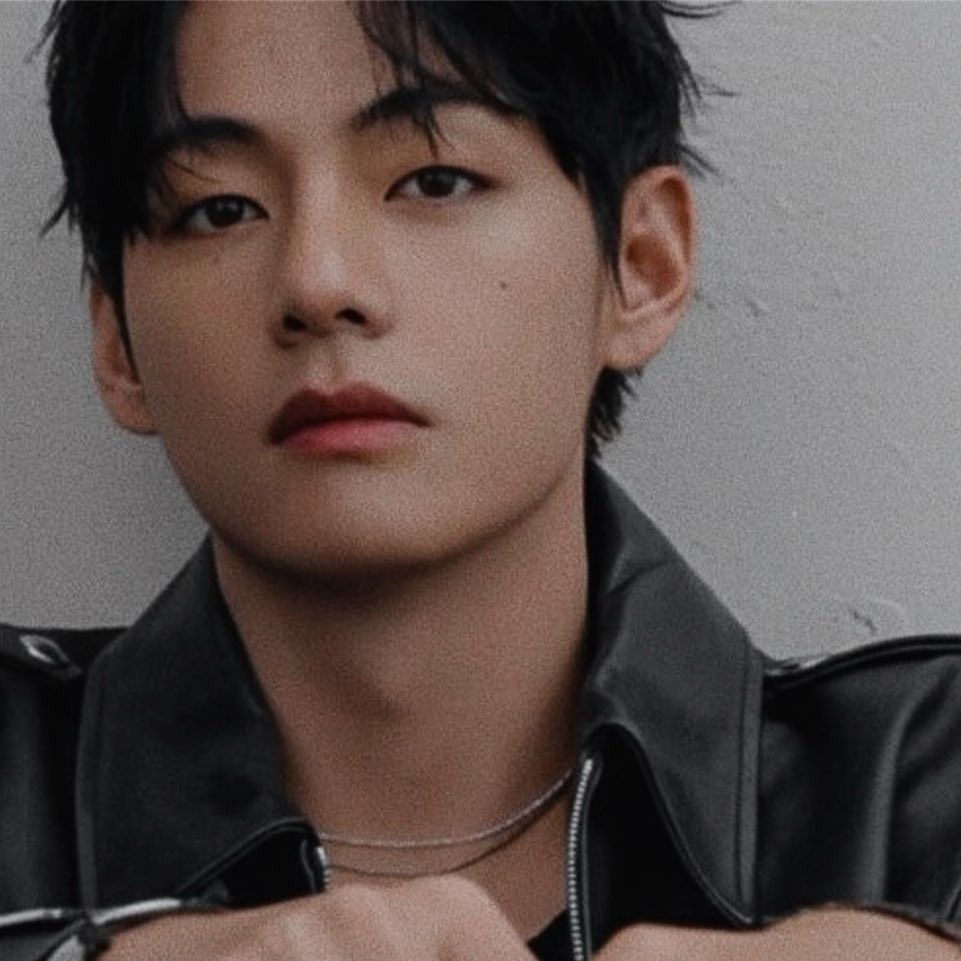 Behind-the-scenes cut of V (BTS)