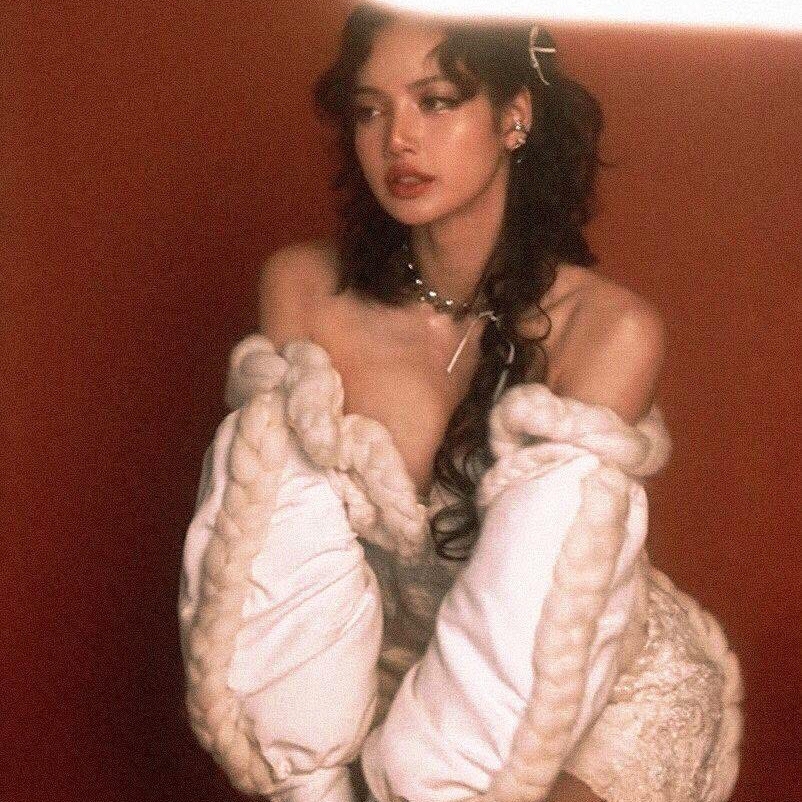 Latest photo of Lisa (BLACKPINK)