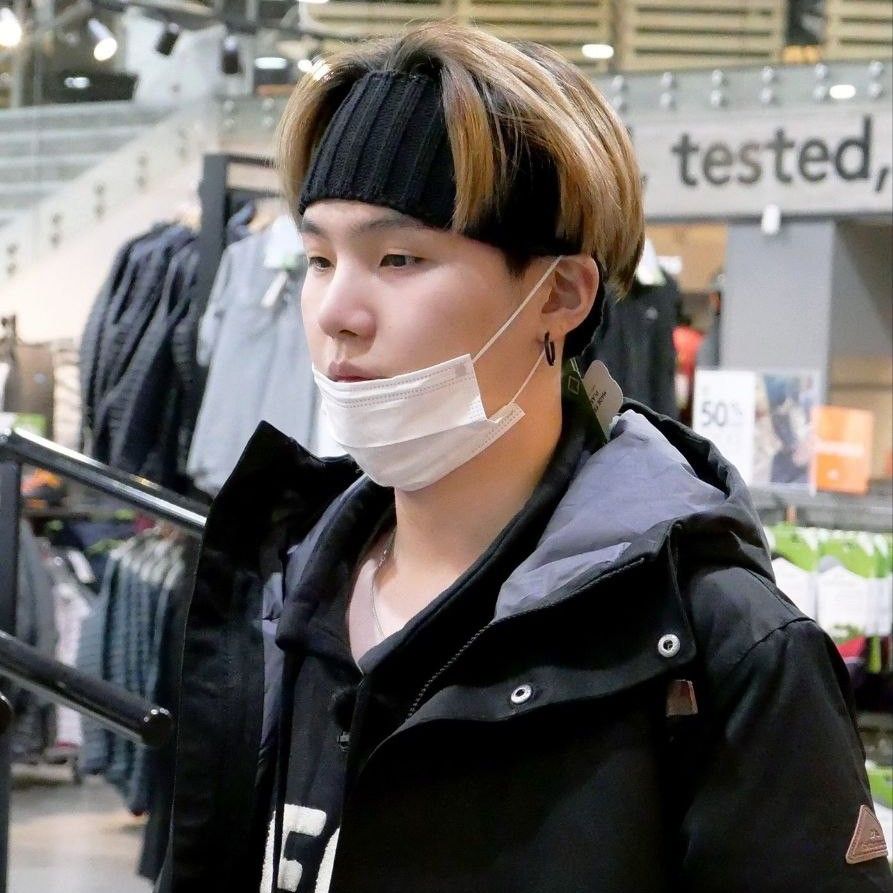 Foto aktivitas terbaru SUGA (BTS)