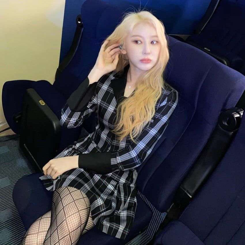 A moment captured by Lee Chaeyeon's fan