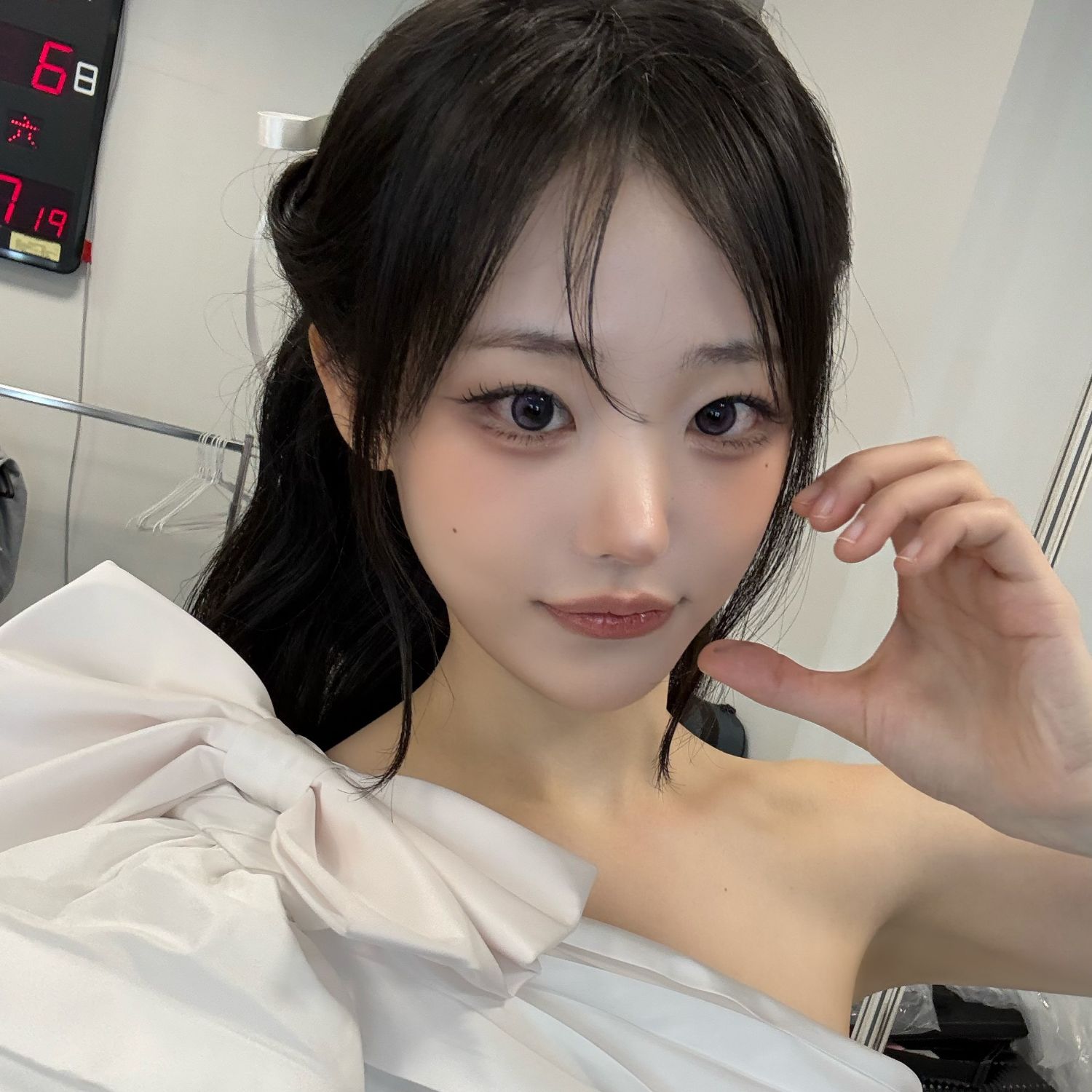 Behind-the-scenes cut of QWER