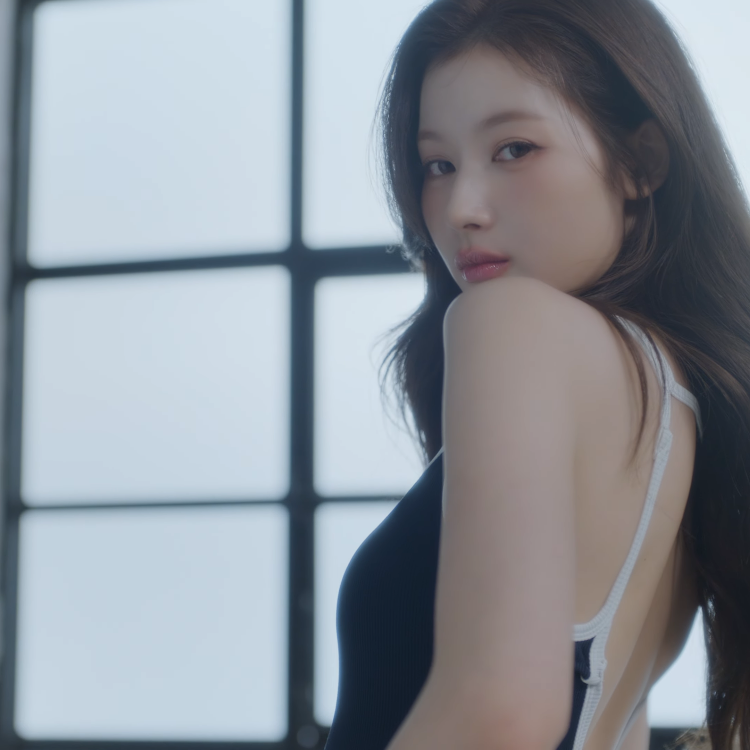 Foto aktivitas terbaru Sana (TWICE)