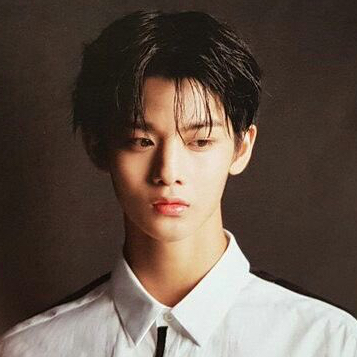 Behind-the-scenes cut of Bae Jinyoung