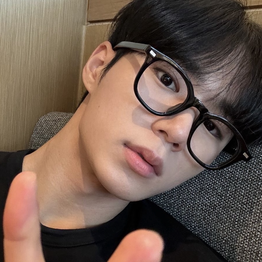 Behind-the-scenes cut of Kim Junseo (ALPHA DRIVE ONE)