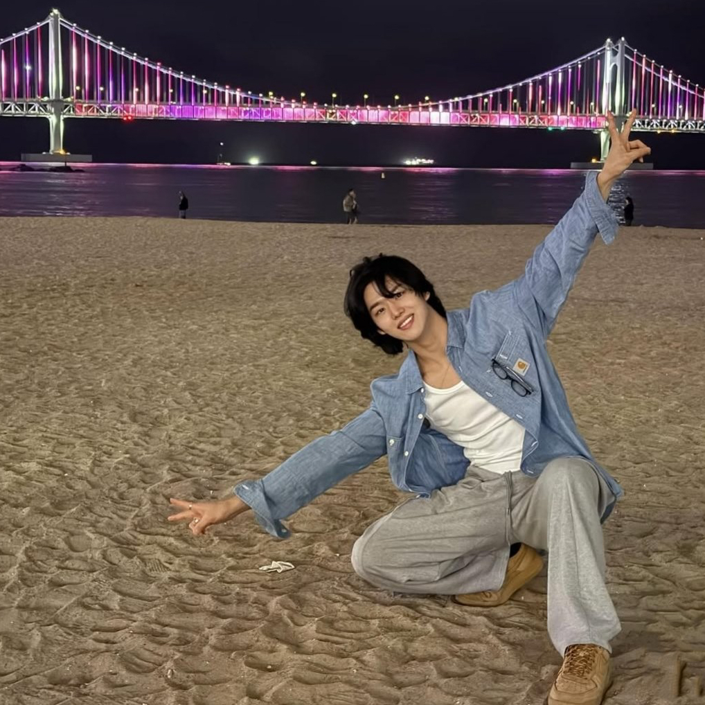 A moment captured by Hongseok (PENTAGON)'s fan