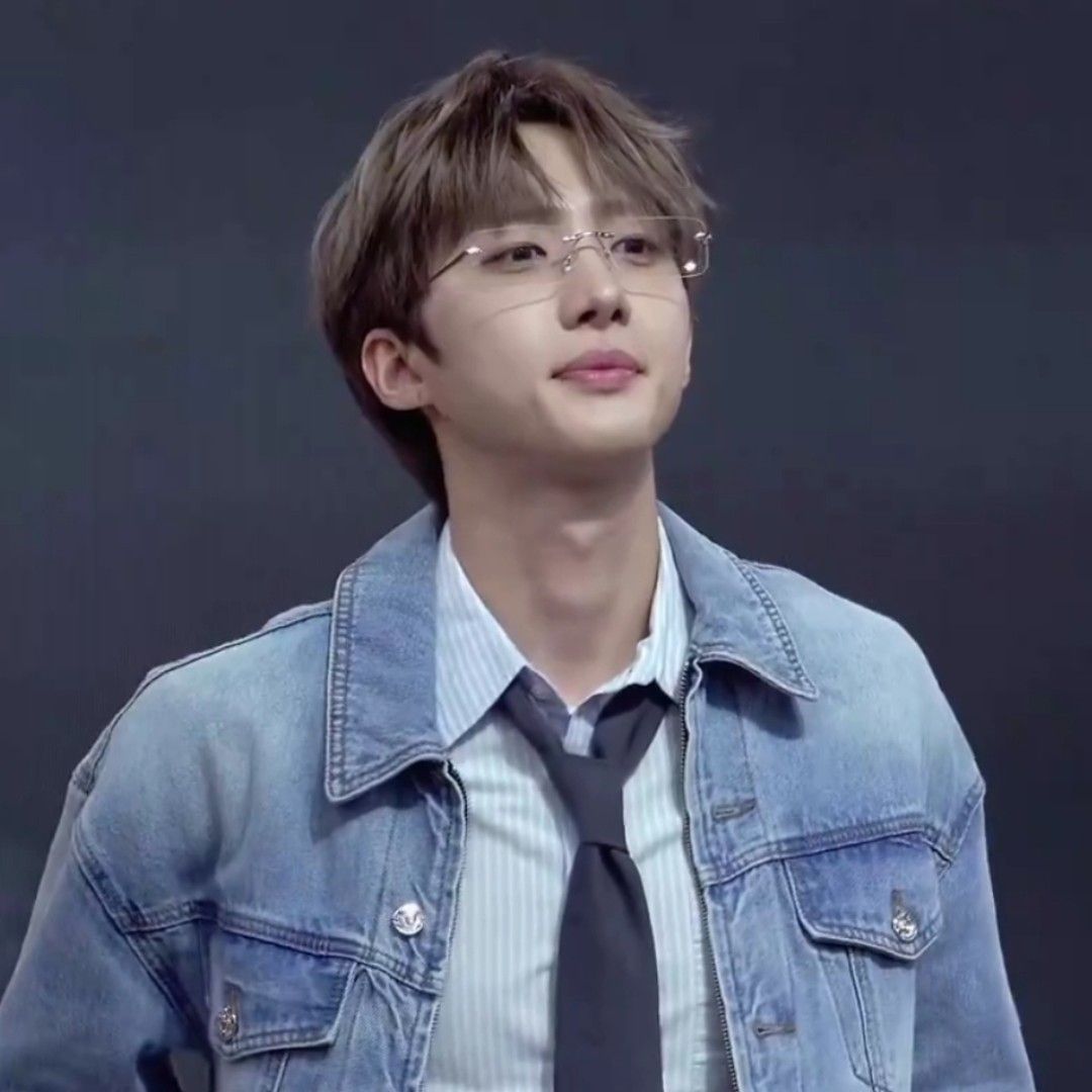 A moment captured by Hui (PENTAGON)'s fan