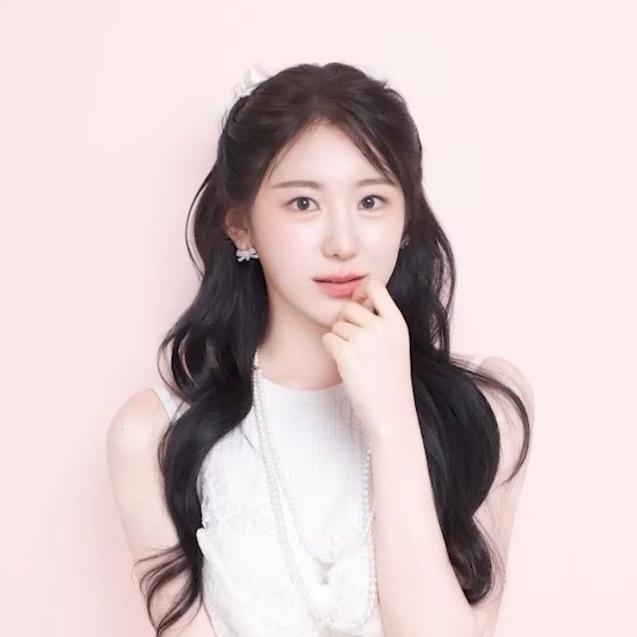A moment captured by Lee Chaeyeon's fan