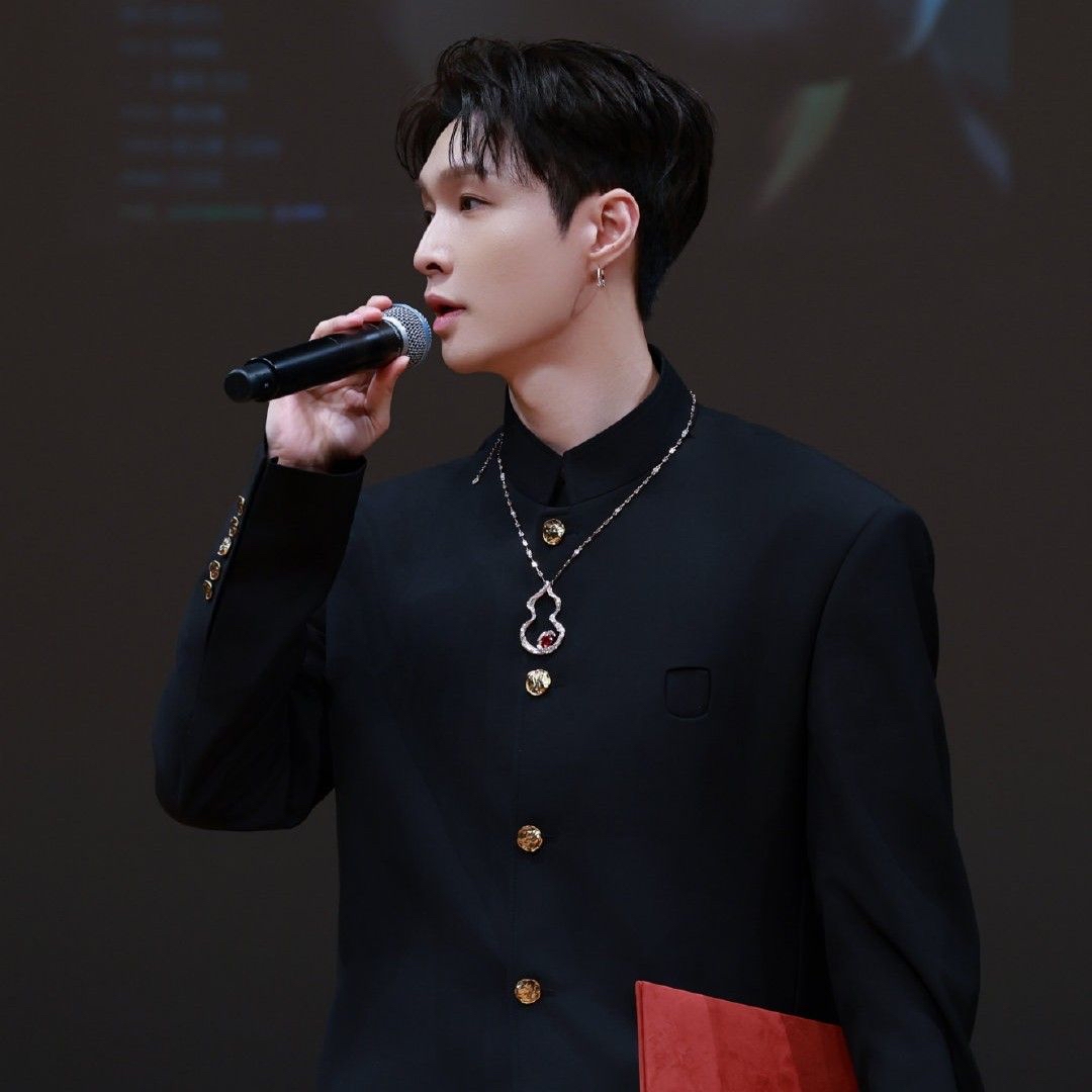 Behind-the-scenes cut of Lay (EXO)