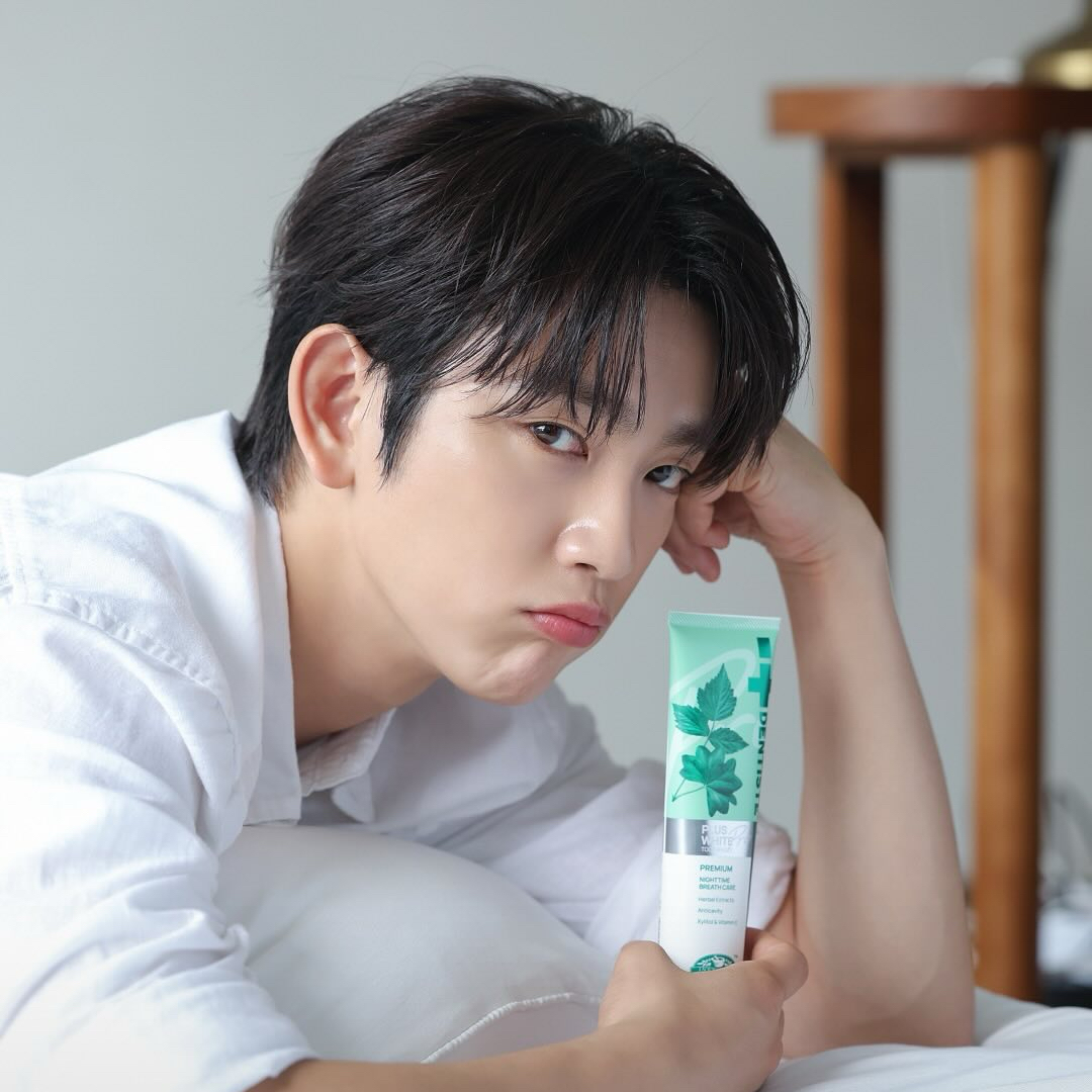 Momen yang diabadikan oleh penggemar Jinyoung (GOT7)